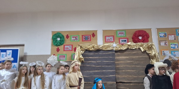 Dzieci występują w jasełkach..jpg