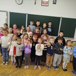 Uczniowie wraz z przedszkolakami
