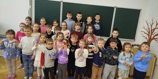 Uczniowie wraz z przedszkolakami