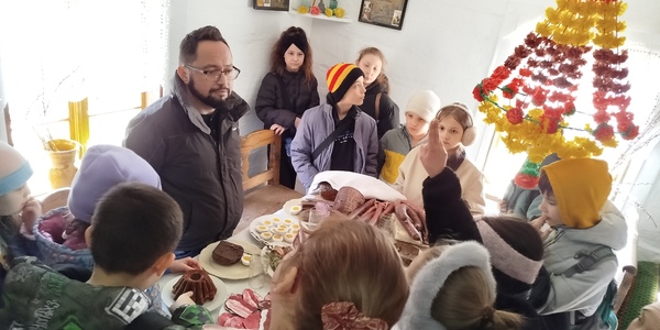 Dzieci oglądają ekpozycję stołu wielkanocnego