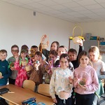 Dzieci z koszyczkami wielkanocnymi