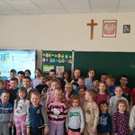 Dzieci stoją przy tablicy