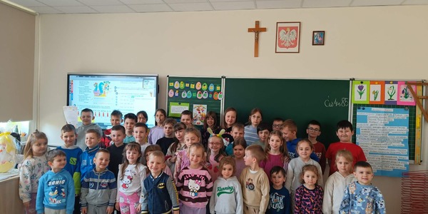 Dzieci stoją przy tablicy.jpeg