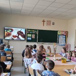 Dzieci siedzą w sali