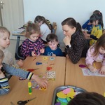 Dzieci wykonują dekoracje