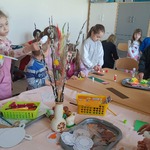 Dzieci pracują podczas warsztatów plastycznych