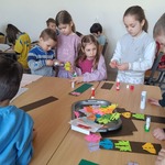 Dzieci wykonują pracę plastyczną