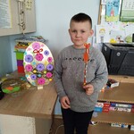 Uczeń prezentuje własnoręcznie wykonaną palmę