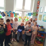 Uczniowie wraz z nauczycielką