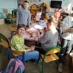 Uczniowie podczas zajęć plastycznych