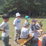 Chłopcy czekają na pracę na kole garncarskim..jpg