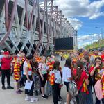 uczniowie czekają pod stadionem