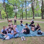 Uczniowie urządzają piknik..jpg