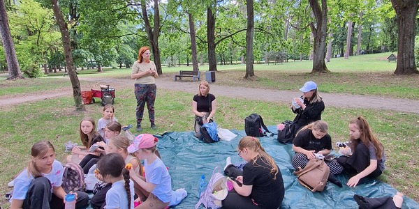 Uczniowie urządzają piknik..jpg