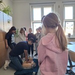 Zajęcia zorganizowane przez Centrum Powiadamiania Ratunkowego-dzieci ćwiczą resucytację. .jpg
