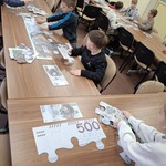 Ukladanie puzli z banknotami.jpg