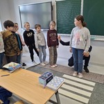 Uczniowie ćwiczą bezpieczne przechodzenie przez jezdnię.jpg