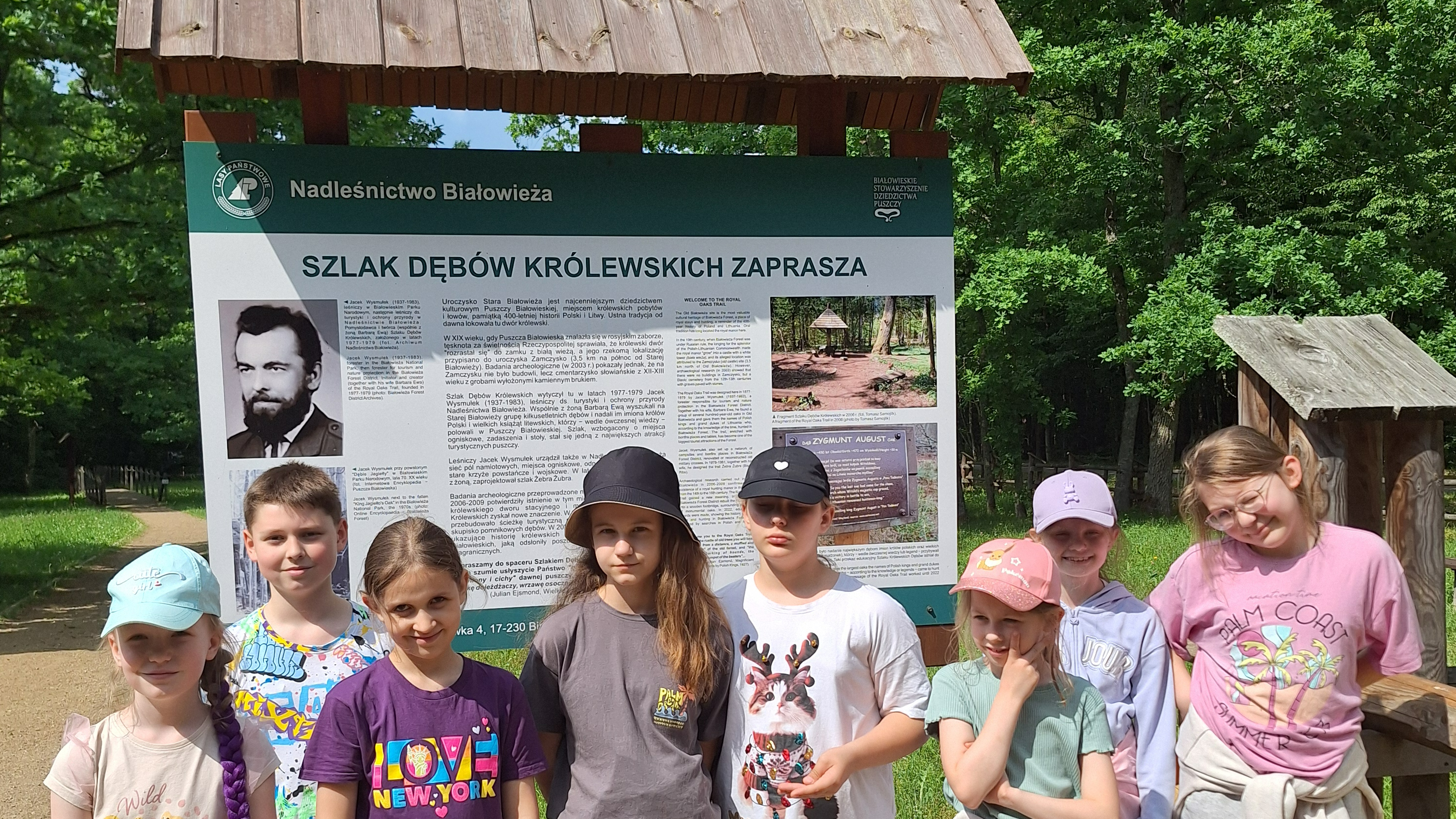 Dzieci przed wejściem na Szlak Dębów Królewskich..jpg