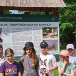 Dzieci przed wejściem na Szlak Dębów Królewskich..jpg
