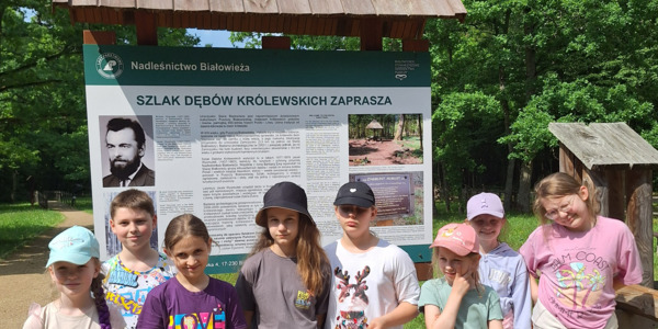 Dzieci przed wejściem na Szlak Dębów Królewskich..jpg