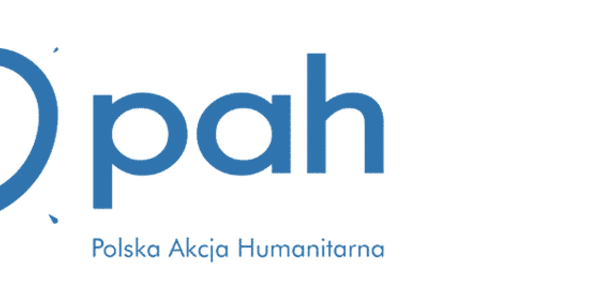 logo polskiej akcji humanitarnej, niebieski napis