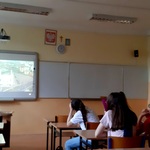 uczniowie oglądają prezentacje