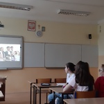 uczniowie siedzą w ławkach