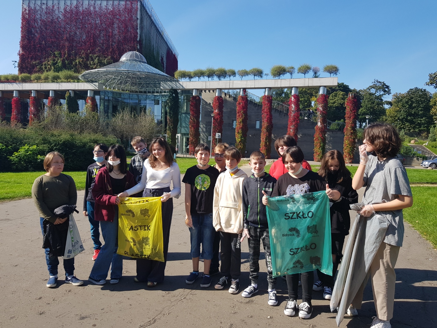 uczniowie z workami na śmiecie, gotowi by wziąć udział w akcji Czysty Białystok.