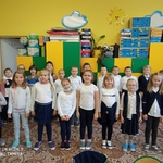 1. Klasa 1a przygotowana do wyjścia do teatru.jpg