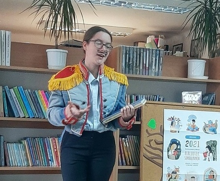 dziewczyna stoina krześle 0.jpeg