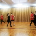 uczniowie uczą się choreografii tańca