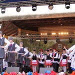 zespół Padlaski Wianok tańczy poloneza na scenie