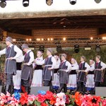 zespół Padlaski Wianok tańczy poloneza na scenie 
