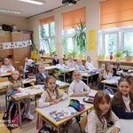 Uczniowie klasy 1 w klasie.jpg