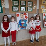 Cztery dziewczynki stoj¦ů przy portrecie J-zefa Piésudskiego_.jpg