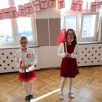 Dwie dziewczynki w biaéo-czerwonych strojach.jpg