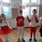 Tr-jka ustawionych w szeregu dzieci prezentuje swoje biaéo-czerwone stroje.jpg