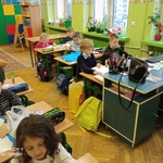 3. Klasa 1 a wykonuje prace konkursowe.jpg