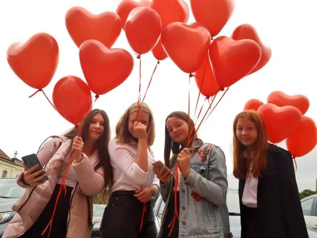 uczennice z balonami w kształcie serca.jpg