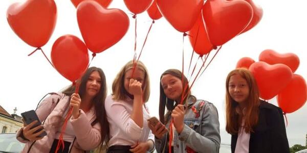 uczennice z balonami w kształcie serca.jpg