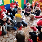 Dziewczynka czyta list od Mikołaja.