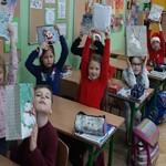 dzieci siedzą w ławka zpodniesionymi rękoma, szczęście 2a (3) - Kopia.jpg