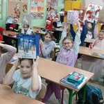 dzieci siedzą w ławka zpodniesionymi rękoma, szczęście 2a (2) - Kopia.jpg