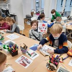 Dzieci wykonują obrazek Ťwi¦ůteczny, jeden z chłopiec-w pokazuje swoj¦ů prac¦Ö..jpg