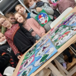 Dzieci stoją wokół stołu na którym leżą ich świąteczne prace..jpg