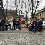 Na krakowskim Kazimierzu pod pomnikiem ofiar Holokaustu.jpg