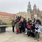 Uczniowie odpoczywają przed dalszym zwiedzaniem Wawelu.jpg