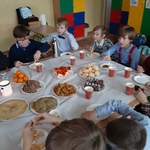 Uczniowie klasy 3 a spożywają przygotowane w domu potrawy wigilijne..