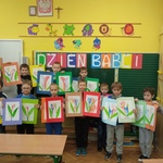 Chłopcy z klasy 1a ślą życzenia Babciom