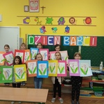 Dziewczynki z klasy Ia ślą życzenia Babciom